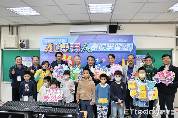 ▲台南市首度攜手中華電信辦理AI及機器人寒假學習營，市長黃偉哲到場與學童一同體驗科技課程。（記者林東良翻攝，下同）