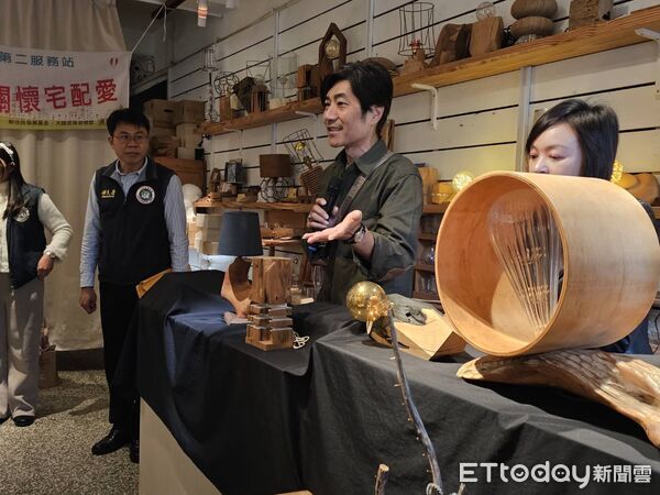▲▼移民署「行動服務列車」前進台中，稱讚3名新住民熱情築夢。（圖／移民署提供，下同）