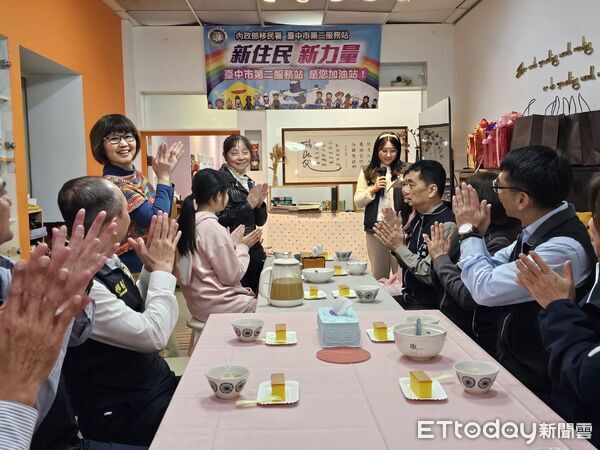 ▲▼移民署「行動服務列車」前進台中，稱讚3名新住民熱情築夢。（圖／移民署提供，下同）