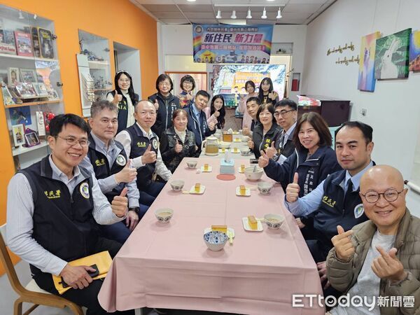 ▲▼移民署「行動服務列車」前進台中，稱讚3名新住民熱情築夢。（圖／移民署提供，下同）