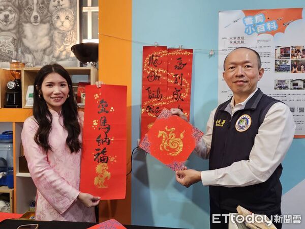 ▲▼移民署「行動服務列車」前進台中，稱讚3名新住民熱情築夢。（圖／移民署提供，下同）