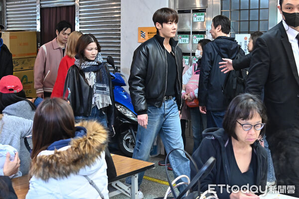 ▲▼韓星崔振赫逛台北年貨大街。（圖／記者李毓康攝）