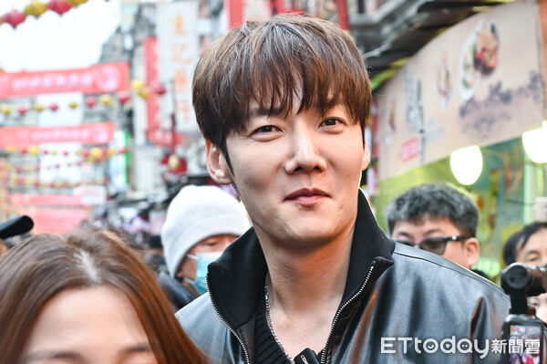 ▲▼韓星崔振赫逛台北年貨大街。（圖／記者李毓康攝）