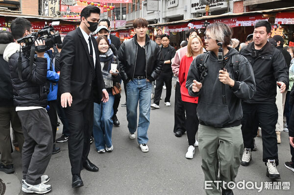 ▲▼韓星崔振赫逛台北年貨大街。(圖/記者李毓康攝)