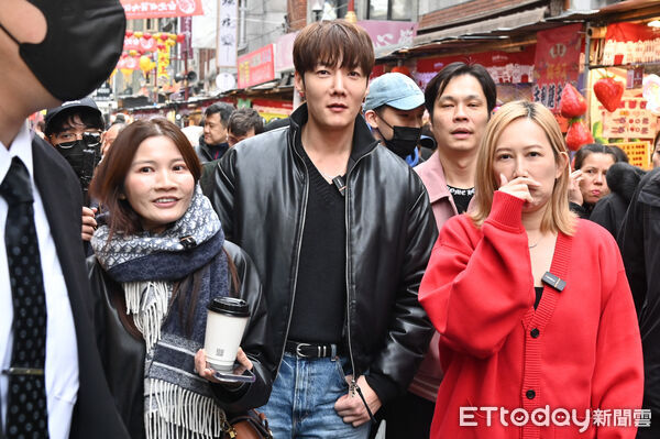 ▲崔振赫在工作人員的帶領下逛台北年貨大街。（圖／記者李毓康攝）