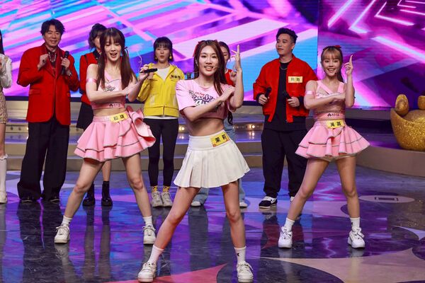 ▲白家綺、嚴立婷與桃氣女孩。（圖／民視提供）