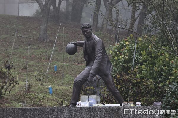 ▲▼高以翔遭雕像。（圖／記者徐文彬攝）