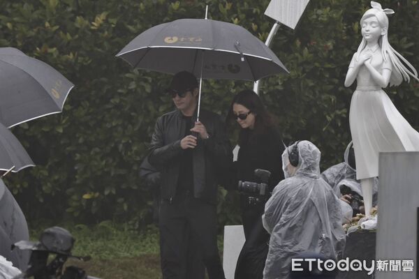 ▲王柏傑、謝欣穎一起出席大S紀念雕像的開幕儀式。（圖／讀者提供）