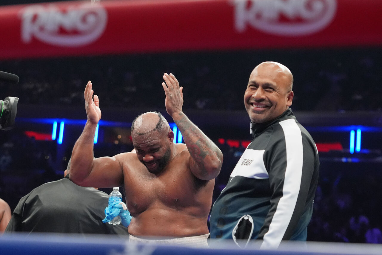 比賽一半「假髮被打飛」!拳手當場扯掉扔向觀眾 全場沸騰