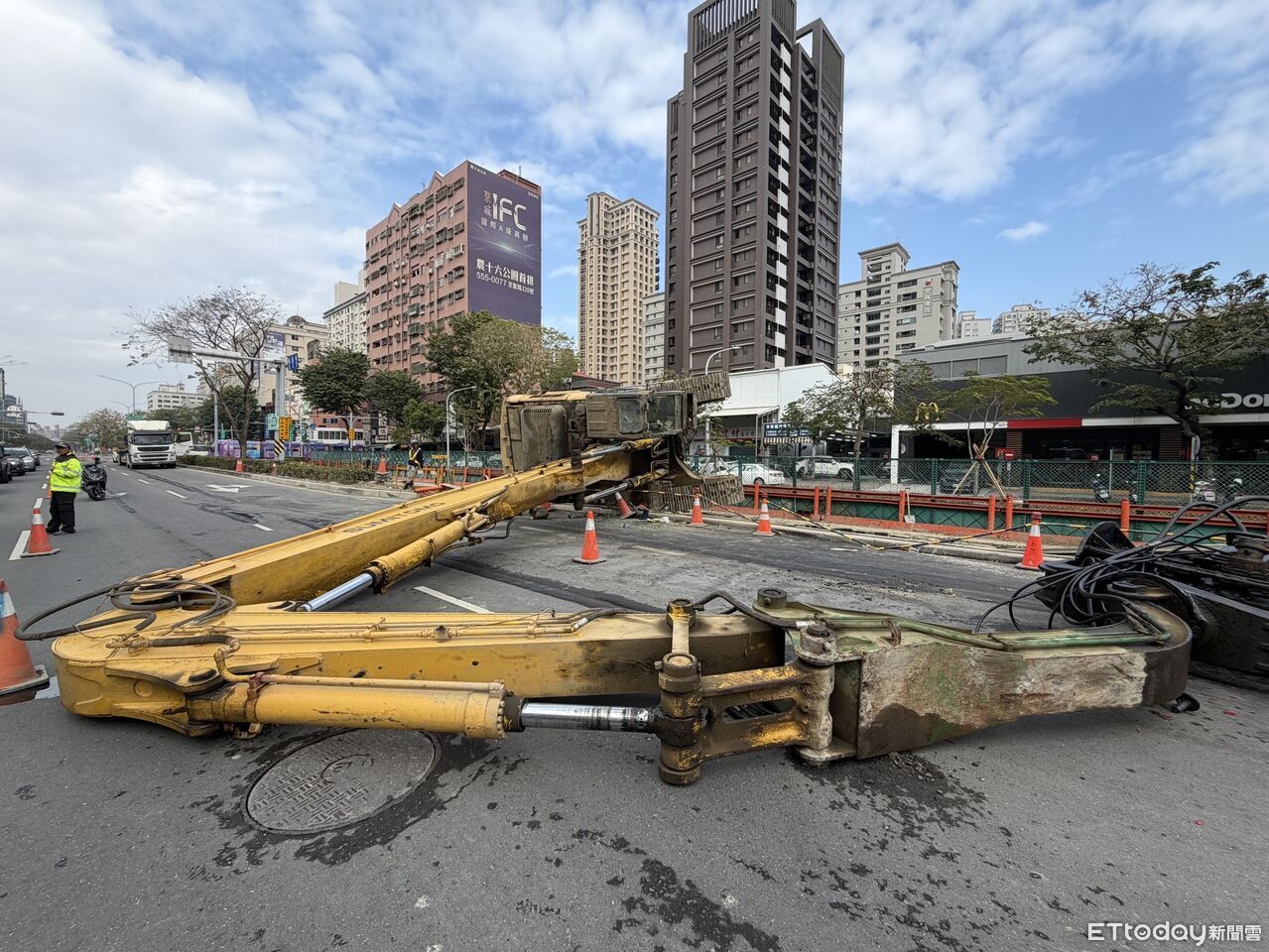 快訊/高雄工安事故!整輛怪手側翻躺路中佔2車道 驚險現場曝