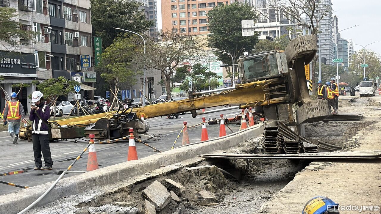 拉電給台積電用!台電工程「怪手翻覆」橫躺馬路 市府勒令停工