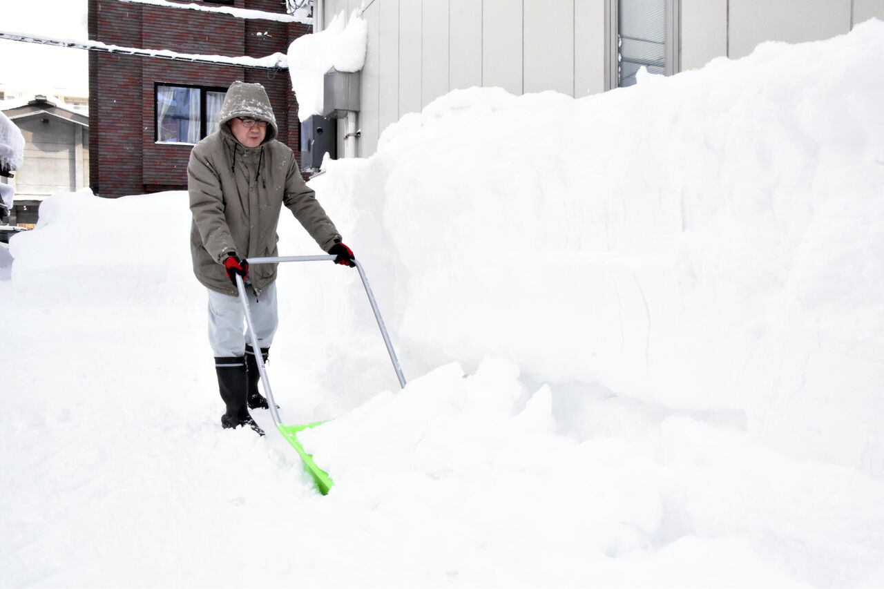 日本世紀大雪已釀27死! 自衛隊急赴青森縣「除雪救災」