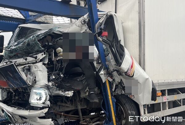 國1桃園段大貨車追撞聯結車 車頭嚴重變形駕駛一度受困
