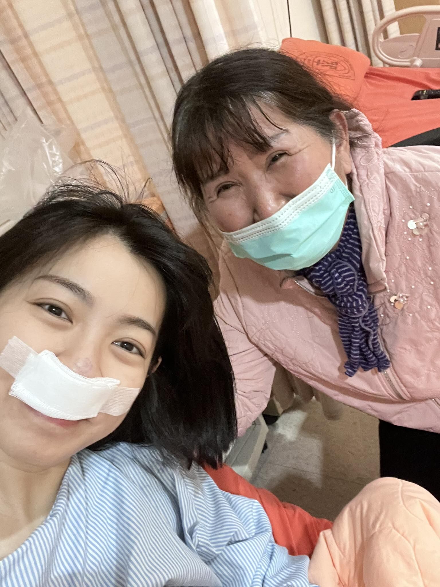 ▲▼米可白手術，媽媽、閨蜜、男友孫綻都來陪伴。（圖／翻攝自IG）