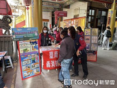 迎春揮毫送祝福　台南開基玉皇宮結合消防宣導提醒市民年節防火防災