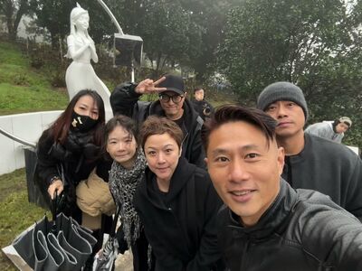 彭小刀現身大S雕像揭幕!高中同學為她都來了:相信熙媛滿滿幸福