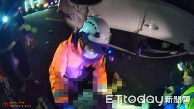 國1嘉義段凌晨翻車！自小客側躺路中　26歲駕駛肢體外傷送醫