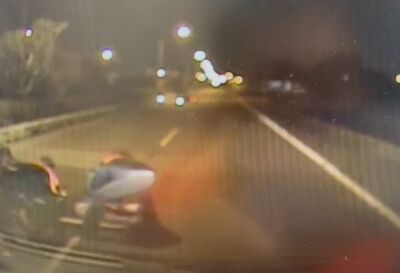 騎士離奇躺路中!微電車倒20米外 頭部出血命危送醫搶命中