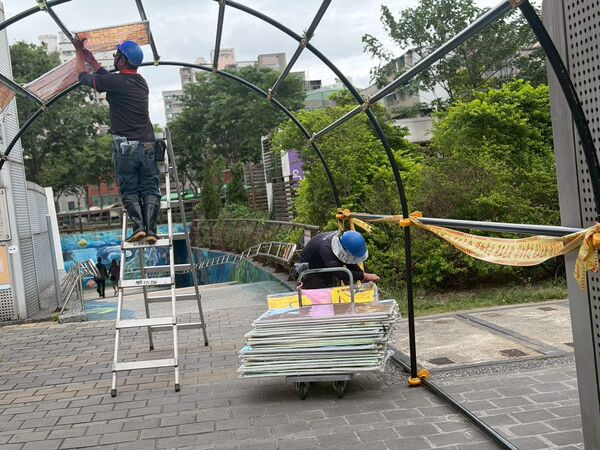 ▲新莊中港光雕如火如荼布展中，預計3月上旬正式亮燈。（圖／新北市水利局提供）