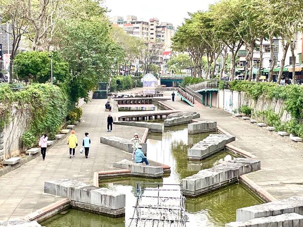 ▲新莊中港光雕如火如荼布展中，預計3月上旬正式亮燈。（圖／新北市水利局提供）