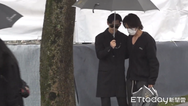 ▲仔仔攙扶言承旭離開。（圖／記者徐文彬攝）