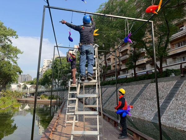 ▲新莊中港光雕如火如荼布展中，預計3月上旬正式亮燈。（圖／新北市水利局提供）