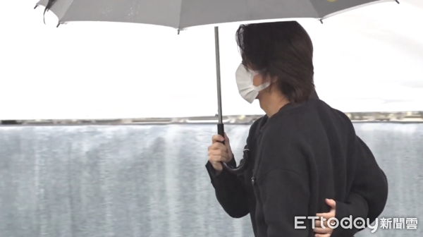 ▲仔仔攙扶言承旭離開。（圖／記者徐文彬攝）