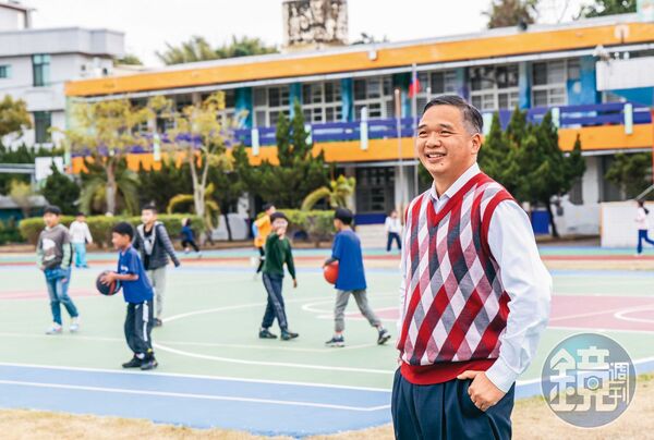 彰化縣富山國小前校長鄭孟忠被年改逼的學投資理財，以400萬元6年滾出1,500萬元退休金。