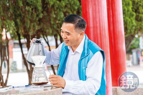 鄭孟忠去年的被動收入高達110萬元，退休後的他愜意泡咖啡過日子。