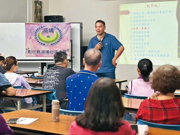 鄭孟忠（中）熱情地向外界分享自己的投資心法。（鄭孟忠提供）