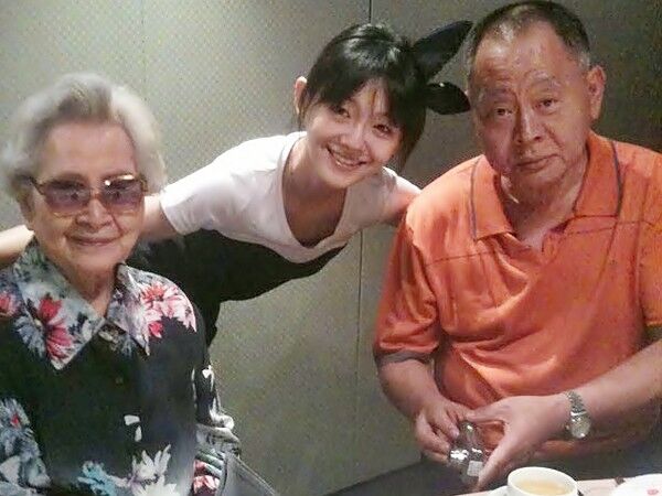 ▲網友翻出大S年輕照，對比雕像神韻相似度高。（圖／翻攝自大S微博）