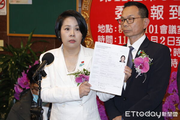 ▲▼台灣民眾黨六位新科遞補立委洪毓祥、蔡春綢、王安祥、邱慧洳、陳清龍、李貞秀今日在大法官陳忠五監誓下宣誓就職。主席黃國昌全程陪同，兩位留任的立委劉書彬、陳昭姿也一同辦理新會期報到程序。（圖／記者湯興漢攝）