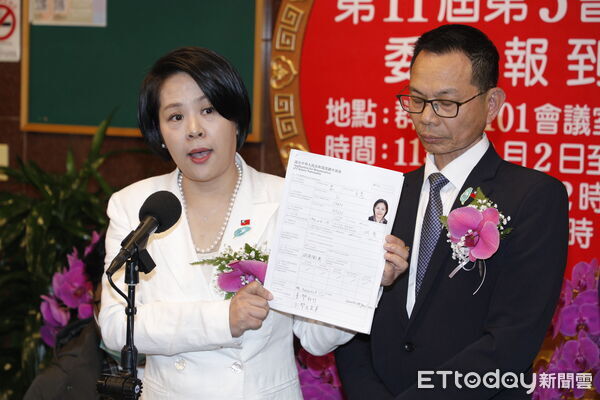 ▲▼台灣民眾黨六位新科遞補立委洪毓祥、蔡春綢、王安祥、邱慧洳、陳清龍、李貞秀今日在大法官陳忠五監誓下宣誓就職。主席黃國昌全程陪同，兩位留任的立委劉書彬、陳昭姿也一同辦理新會期報到程序。（圖／記者湯興漢攝）