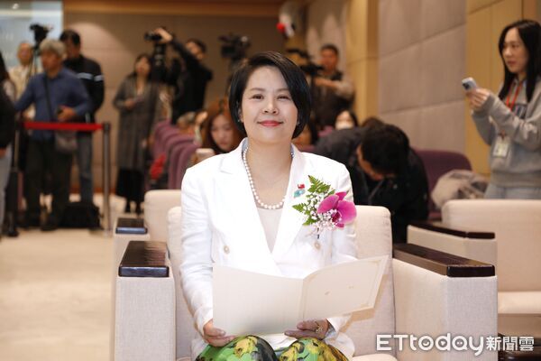 ▲▼台灣民眾黨六位新科遞補立委洪毓祥、蔡春綢、王安祥、邱慧洳、陳清龍、李貞秀今日在大法官陳忠五監誓下宣誓就職。主席黃國昌全程陪同，兩位留任的立委劉書彬、陳昭姿也一同辦理新會期報到程序。（圖／記者湯興漢攝）