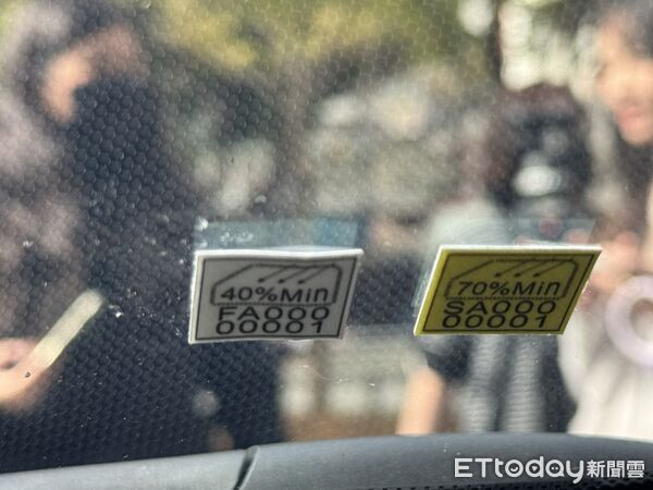 ▲▼隔熱紙納管2月29日起上路，公路局公布合格標識           。（圖／記者李姿慧攝）