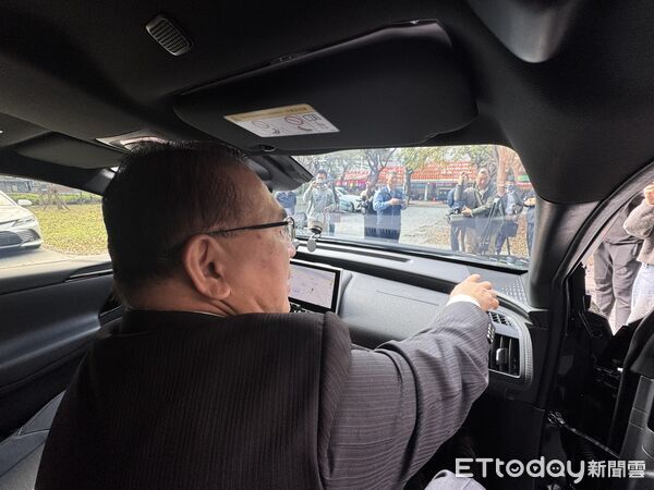 ▲▼隔熱紙納管2月29日起上路，公路局公布合格標識           。（圖／記者李姿慧攝）