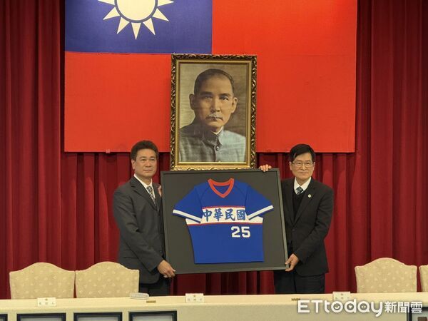 陳義信捐棒球文物予輔導會典藏 多位名將見證儀式