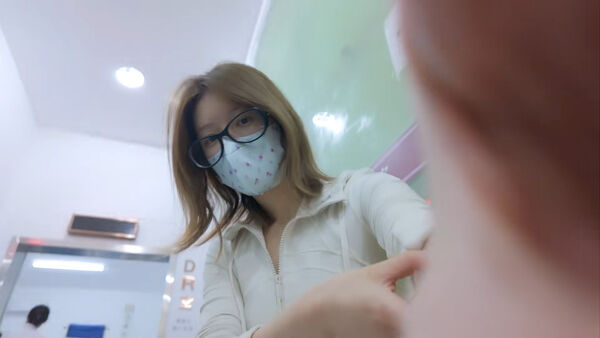 ▲▼趙露思低調去醫院體檢，為了擺攤申請健康證。（圖／翻攝自小紅書）