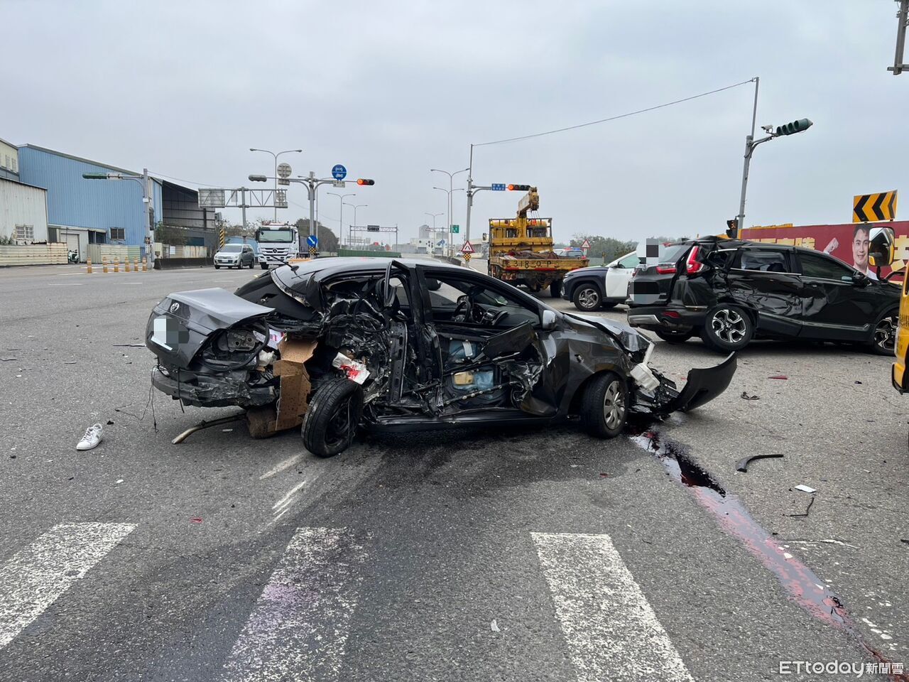 苗栗4車嚴重車禍!醉男猛撞停紅燈車陣釀4傷...宛如轟炸畫面曝