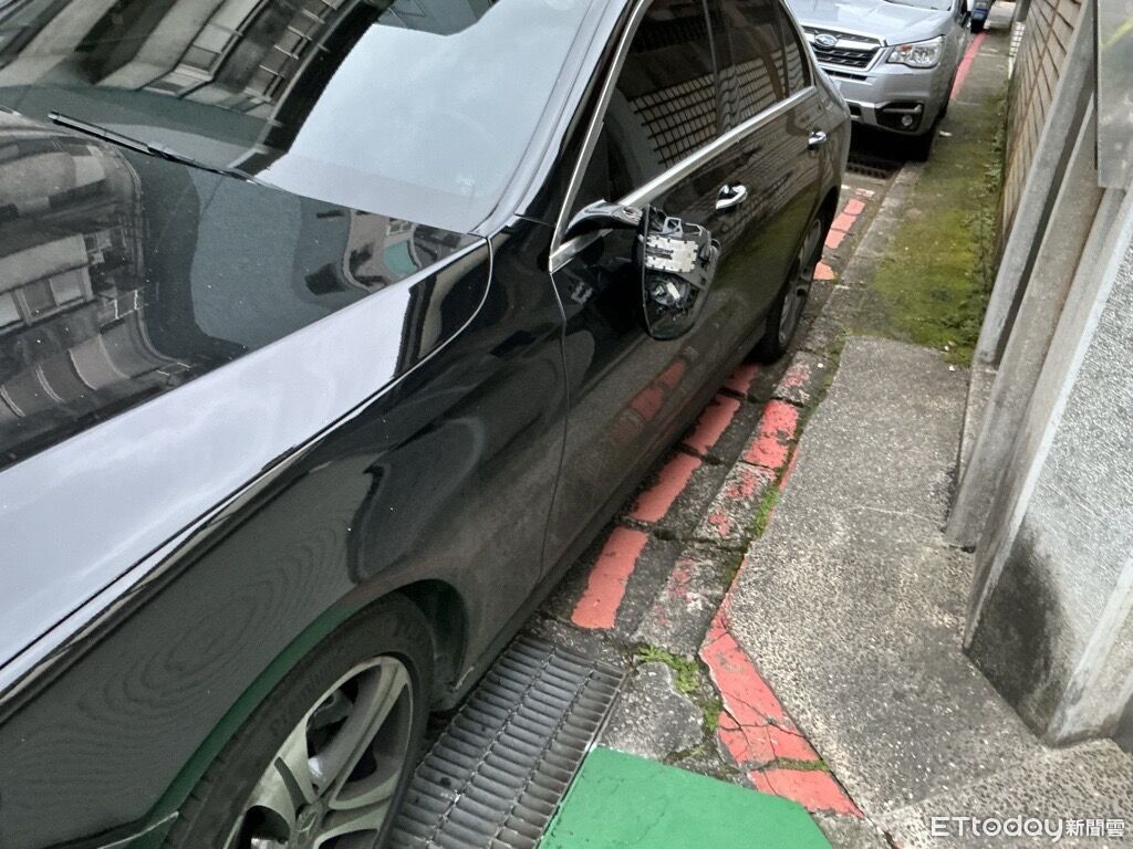 市民高架司機擦撞落跑「後視鏡撞飛變導彈」 噴出命中後車燈