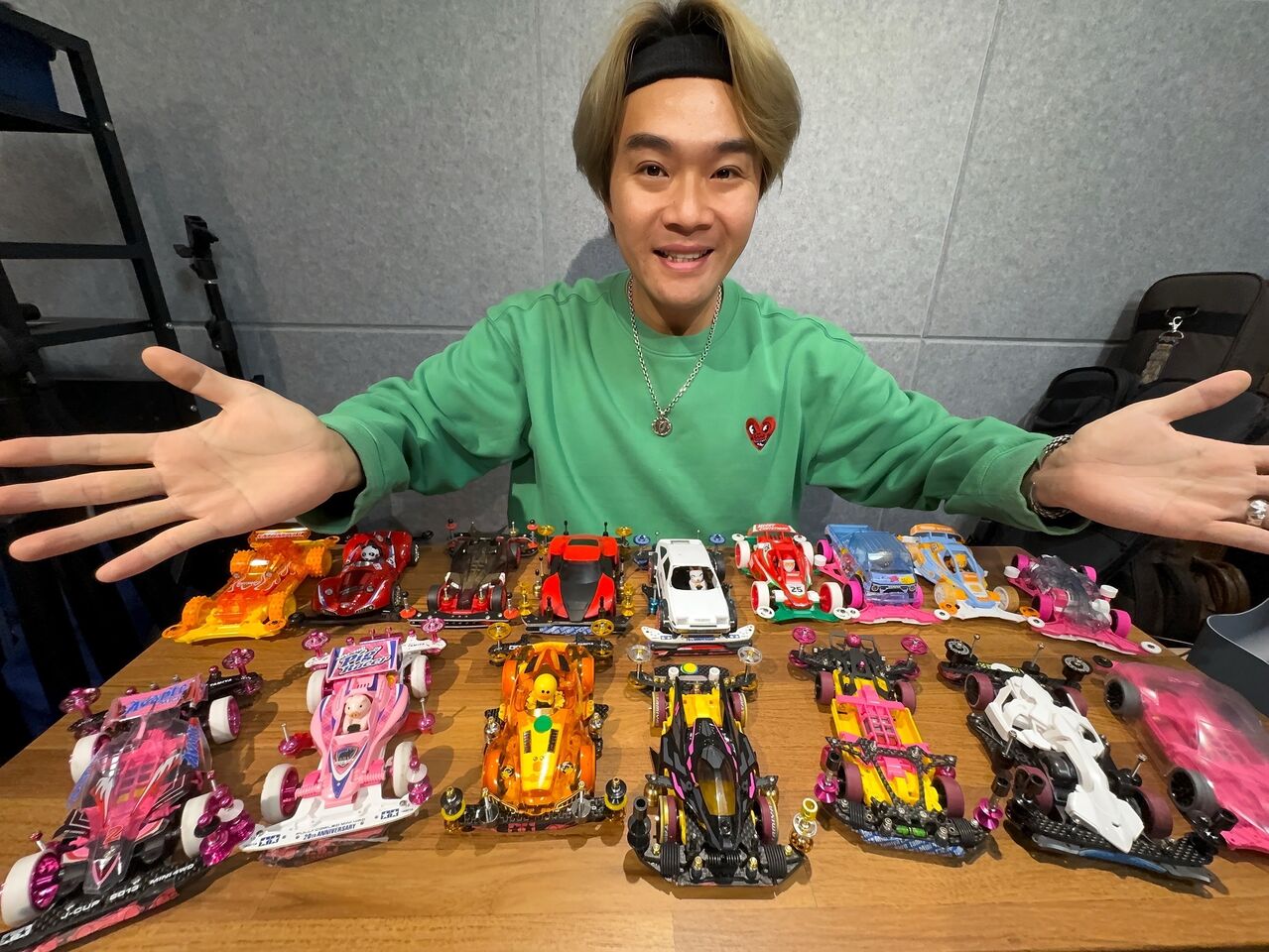 ▲▼柯大堡被草爺推坑參加第一屆神行盃國際四驅車賽。（圖／三川娛樂提供）