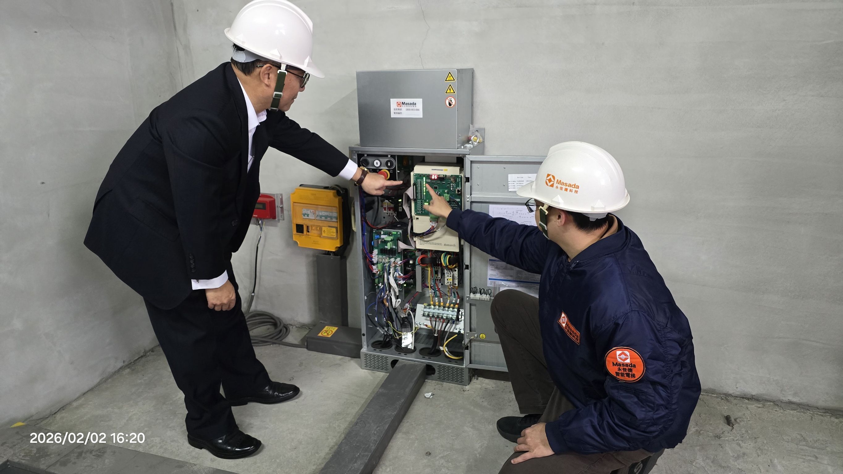 ▲▼永佳捷電梯董事長許作名，視察汰舊換新案場。（圖／永佳捷提供）