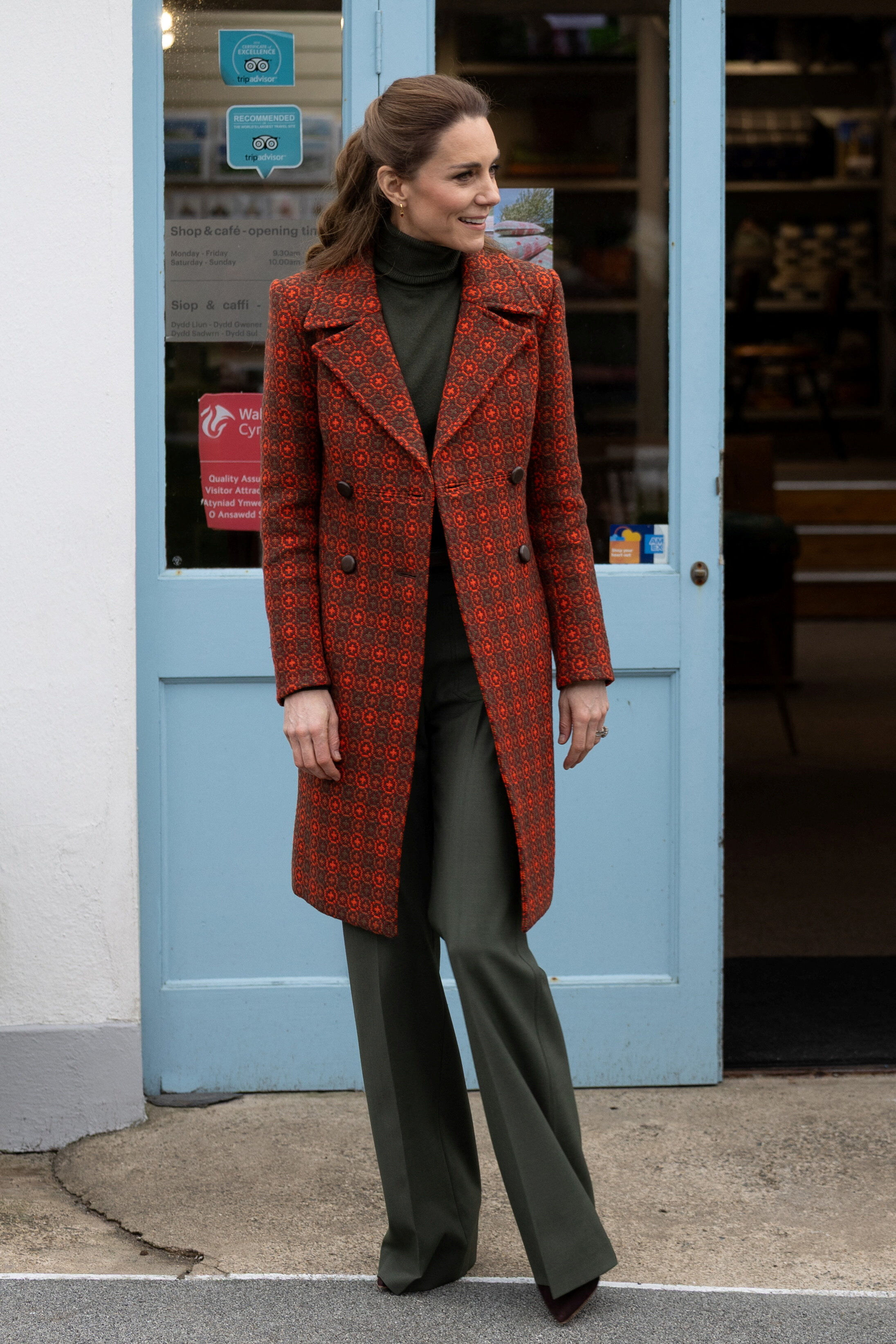 凱特王妃訪威爾斯織造廠穿戴復古外套顯示用心