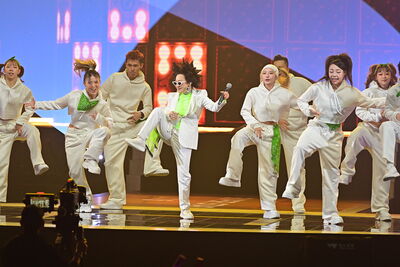 比莉寶刀未老！絢麗造型登《紅白》全場嗨翻　超狂卡司一次看