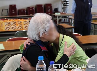 台中女監年前懇親　女囚跟白髮母相擁大哭：最怕被忘記！