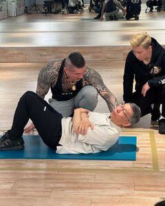 館長貼「柯文哲訓練照」曝幫練肌肉　小草嗨喊：明年換阿北拍寫真