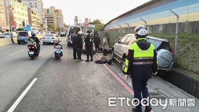 竹圍捷運站前連環車禍！騎士摔落水溝一度OHCA　緊急送醫搶救