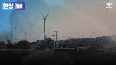 80m風力發電機塔柱折斷！韓「豆腐渣工程」倒塌成灰　轎車加速逃命