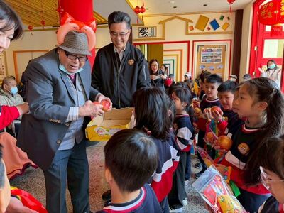桃園榮家點燈迎新春　老幼牽手歡樂互送祝福
