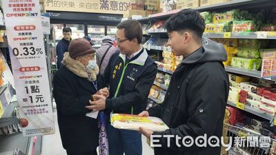 一對一陪80位長者採買年貨　台電金門志工「銀髮關懷」真到位